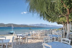 Outdoor dining - Studio Apartment 'Vaso  Sea View' with Sea View, Wi-Fi and Air Conditioning (Nikiana)