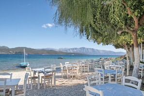 Outdoor dining - Studio Apartment 'Vaso' with Mountain View, Wi-Fi and Air Conditioning (Nikiana)