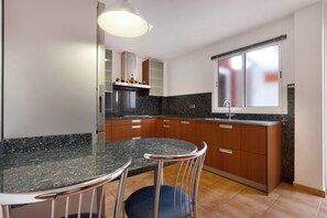 Geladeira, micro-ondas, cooktop, lava-louças