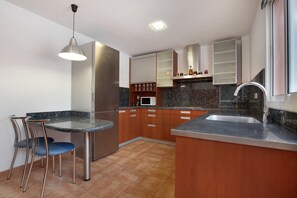 Fridge, microwave, stovetop, dishwasher