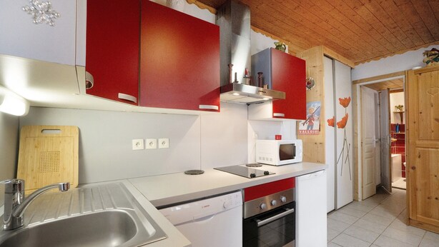 A kitchen with a sink, dishwasher, stove, and microwave. - Apartment 'Studio Cabine - Les Ecrins 2' with Mountain View and Wi-Fi (Valloire)