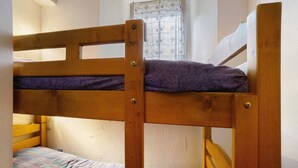 A bunk bed with a lower bunk and a mattress on the top bunk. - Apartment 'Studio Cabine - Les Ecrins 2' with Mountain View and Wi-Fi (Valloire)