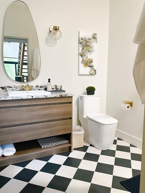 Secador de pelo, toallas, jabón y champú