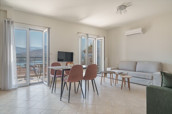 TV, fireplace - Apartment 'Ardavani City 9' with Sea View, Shared Terrace and Air Conditioning (Argostoli)