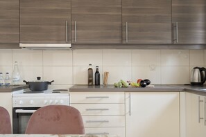 Køleskab, ovn, kogeplade, kaffe-/temaskine