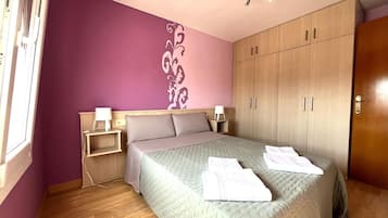 1 habitación, tabla de planchar con plancha, wifi gratis y ropa de cama