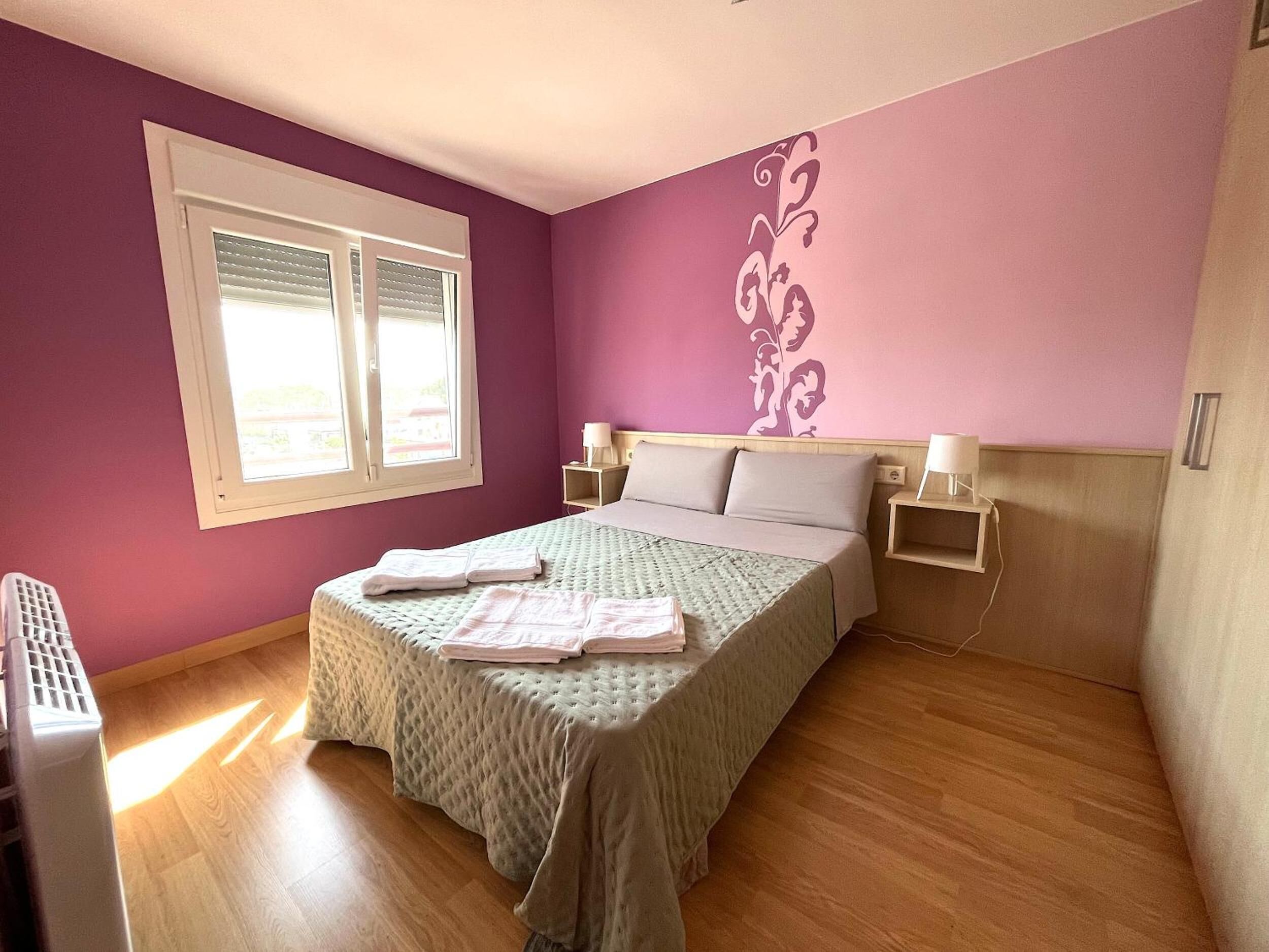 1 slaapkamer, een strijkplank/strijkijzer, gratis wifi, beddengoed