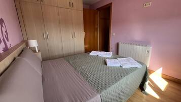 1 slaapkamer, een strijkplank/strijkijzer, gratis wifi, beddengoed