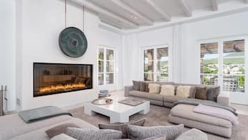 TV, caminetto, tavolo da ping pong