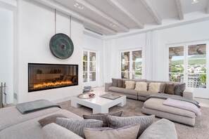 Télévision, cheminée, table de tennis de table