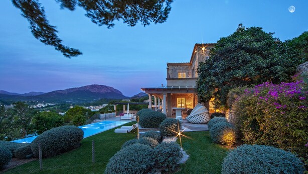 A house with a swimming pool, surrounded by well-maintained bushes and a view of mountains. - Villa 'Oasis Del Mar - Splendid' with Sea View, Wi-Fi and Air Conditioning (IB)
