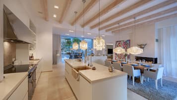 Refrigerador, microondas, horno, placa de cocina