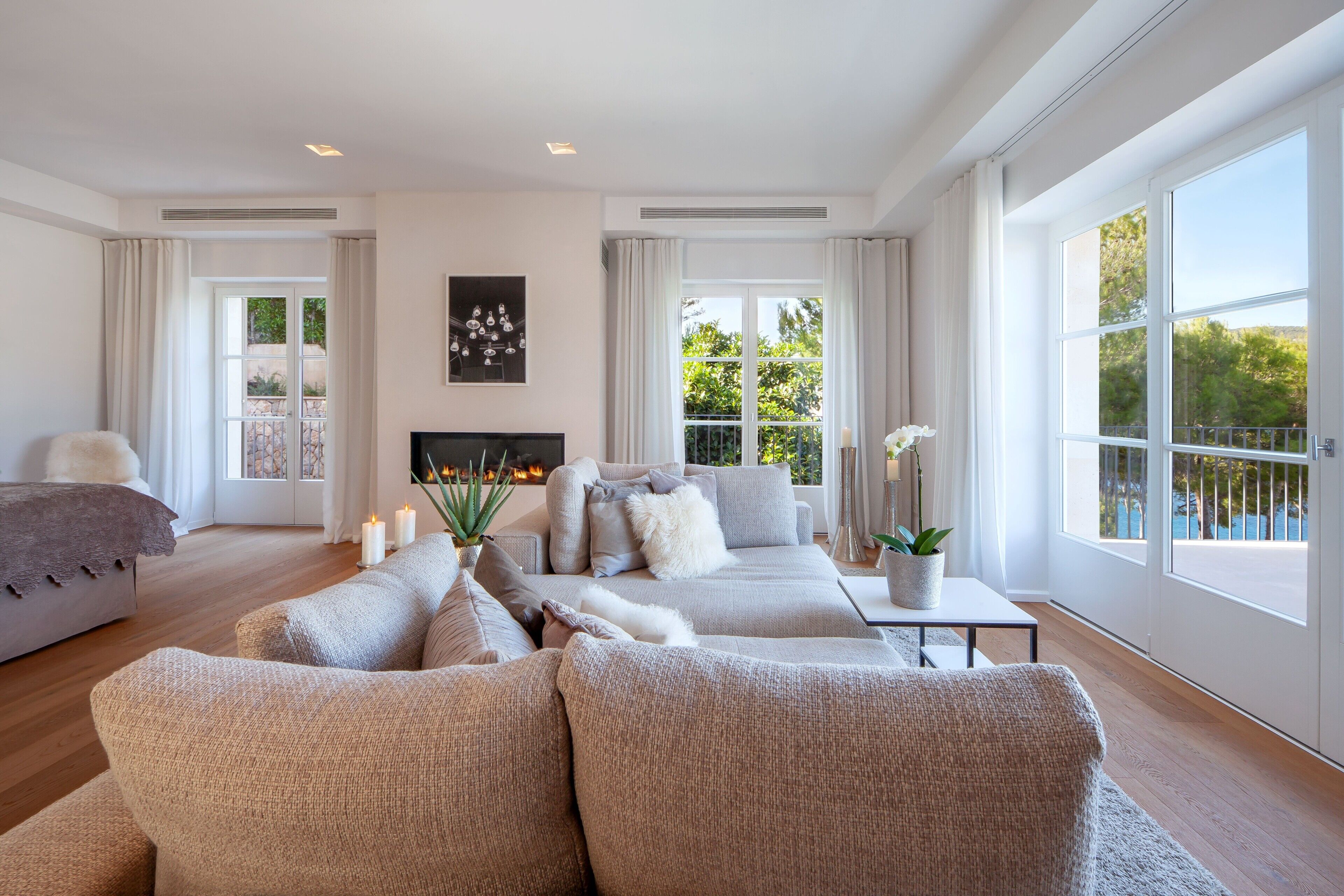 Televisión, chimenea, mesa de ping pong