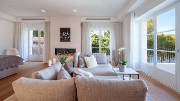 Televisión, chimenea, mesa de ping pong