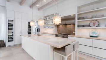 雪櫃、微波爐、焗爐、爐具