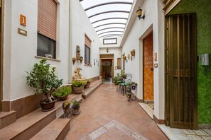 Interior - Room 'Appartamento 1 - Stanza 12' with Shared Terrace, Wi-Fi and Air Conditioning (Ficarra)