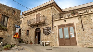 Un edificio in pietra con un cartello che indica 'Ristorante Antico Dimora Marinelli'.
