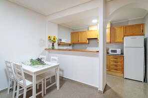 ثلاجة، ميكرو�ويف، ماكينة لصنع القهوة/الشاي، مستلزمات طهي/أطباق/أوعية