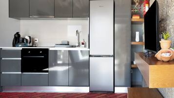 Een koelkast, een magnetron, een oven, een kookplaat