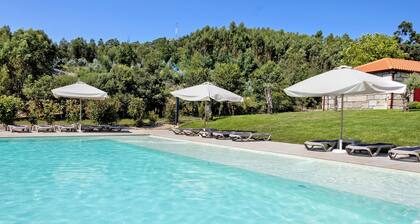The Quinta of Caroveiras 'Casa T1' with Lake View, Wi-Fi and Air Conditioning