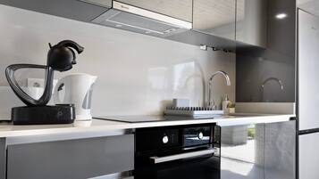 Køleskab, mikrobølgeovn, ovn, kogeplade