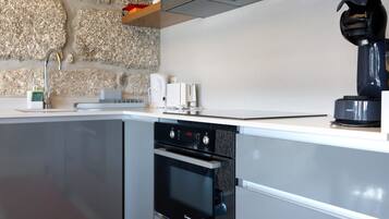 Kylskåp, mikrovågsugn, ugn och spishäll