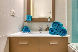 Shower, towels - Studio with Terrace Steps from the Beach in La Grande Motte (La Grande-Motte)