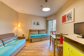 TV - Studio with Terrace Steps from the Beach in La Grande Motte (La Grande-Motte)