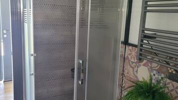 Suihku, hiustenkuivaaja, pyyhkeet