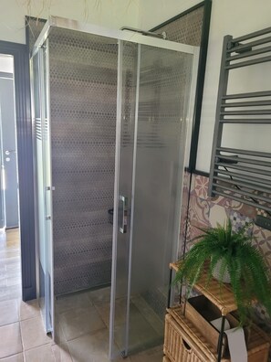Shower, hair dryer, towels - Holiday Home 'La Casita' with Shared Pool, Wi-Fi and Air Conditioning (Chiclana de la Frontera)