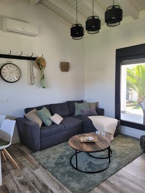 TV - Holiday Home 'La Casita' with Shared Pool, Wi-Fi and Air Conditioning (Chiclana de la Frontera)