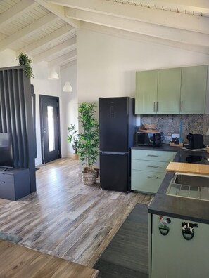 Kylskåp, mikrovågsugn, ugn och spishäll