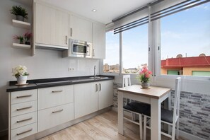 Refrigerador, microondas, parrilla de estufa y cafetera y tetera 