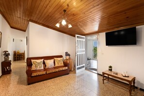 TV - Holiday Home 'Balcón De Galaz' with Sea View, Private Terrace and Private Garden (Vega de San Mateo)