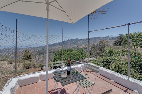 Outdoor dining - Holiday Home 'Balcón De Galaz' with Sea View, Private Terrace and Private Garden (Vega de San Mateo)