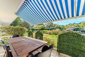 Outdoor dining - Rose Mousse – Family Apartment in Pyla sur Mer with Garden (Arcachon)
