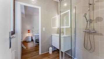 Shower, hair dryer, towels