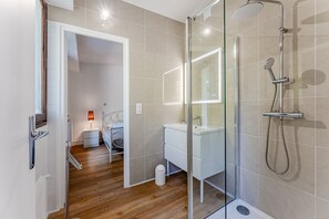 Suihku, hiustenkuivaaja, pyyhkeet