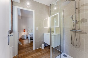 Shower, hair dryer, towels - Rose Mousse – Family Apartment in Pyla sur Mer with Garden (Arcachon)