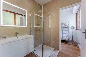 淋浴設備、風筒、提供毛巾