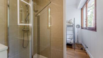 Een douche, een haardroger, handdoeken