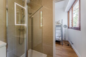 Een douche, een haardroger, handdoeken