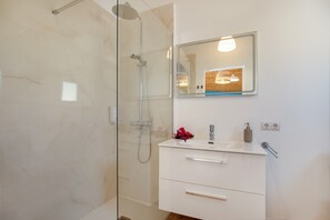 Douche, séchoir à cheveux, serviettes fournies