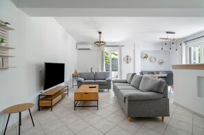 TV - Apartment 'My Home Nidri 2' with Private Terrace, Private Garden and Air Conditioning (??d??)