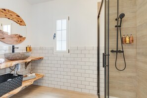 Regadera, secadora de cabello, toallas 