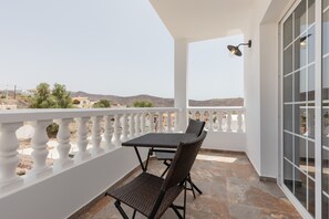 Outdoor dining - Vacation Villa 'La' with Private Pool, Private Terrace and Wi-Fi (Tarajalejo)