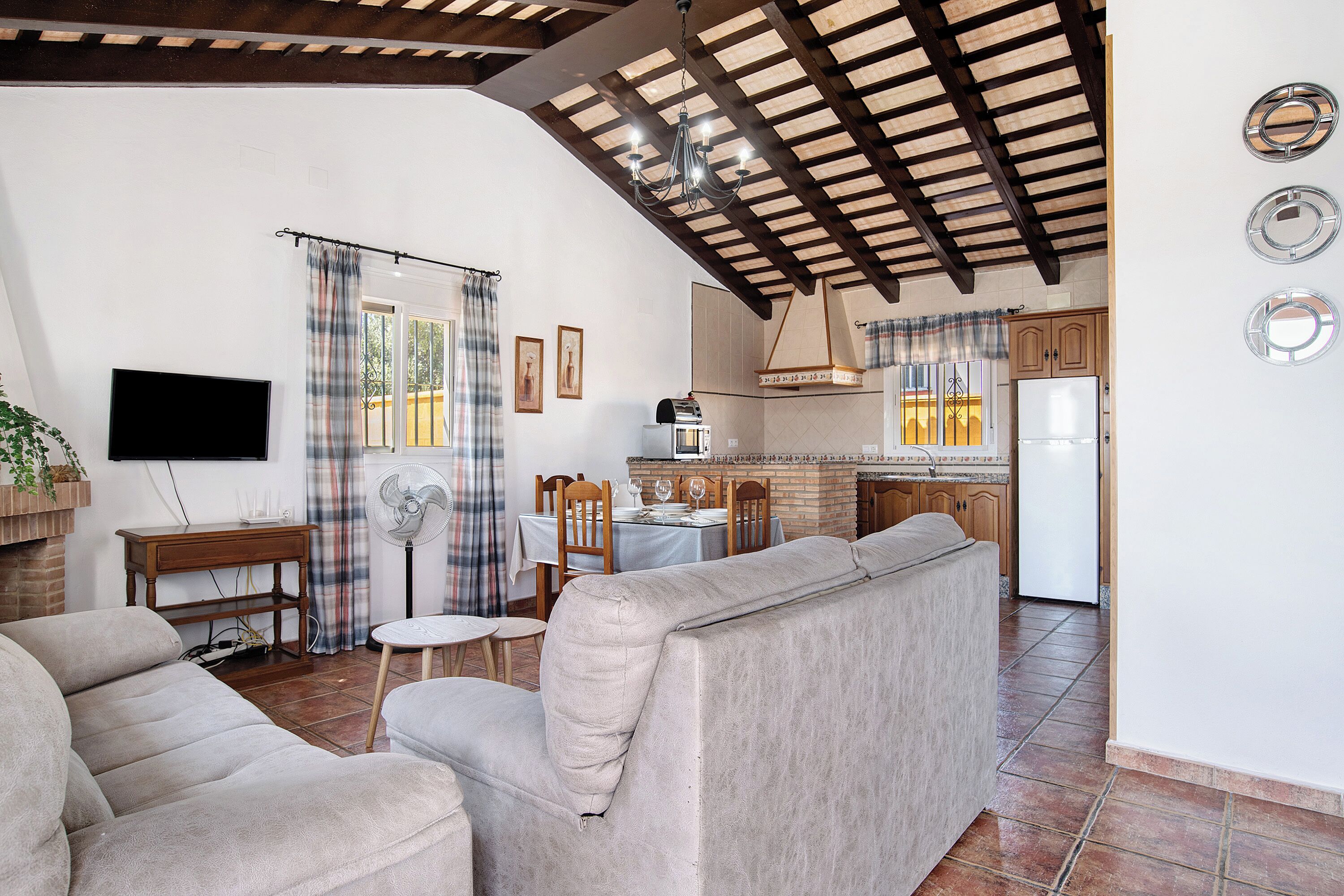 Televisión y chimenea 