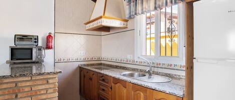 Kühlschrank, Mikrowelle, Herdplatte, Wasserkocher mit Kaffee-/Teezubehör