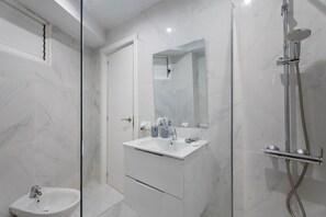 Dusche, Haartrockner, Handtücher