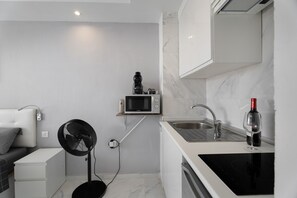 Fridge, microwave, stovetop, coffee/tea maker